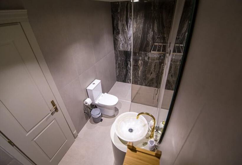 Io Luxury Pool & Hot Tub Suites