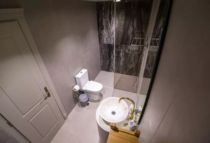 Io Luxury Pool & Hot Tub Suites