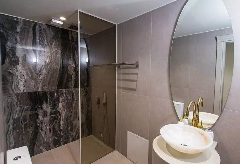 Io Luxury Pool & Hot Tub Suites