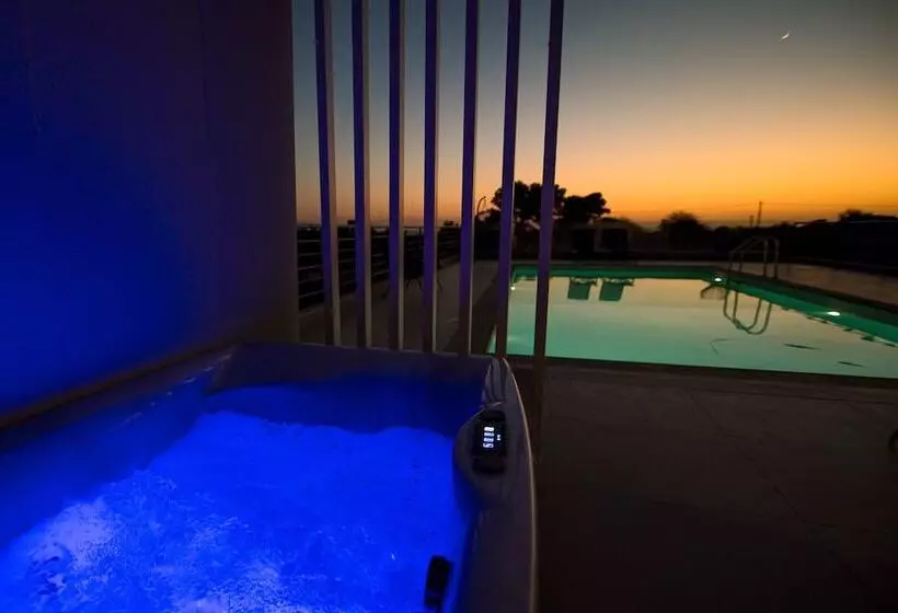 Io Luxury Pool & Hot Tub Suites