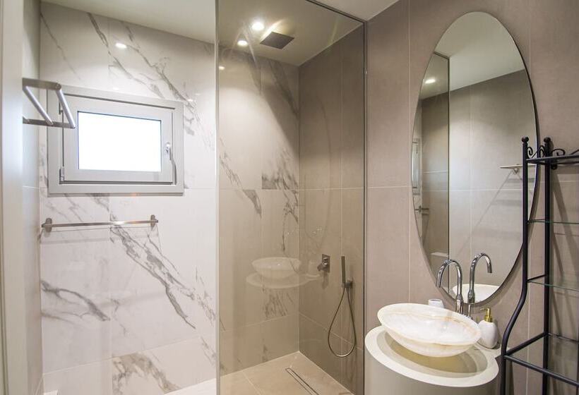 Io Luxury Pool & Hot Tub Suites