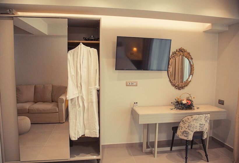 Io Luxury Pool & Hot Tub Suites