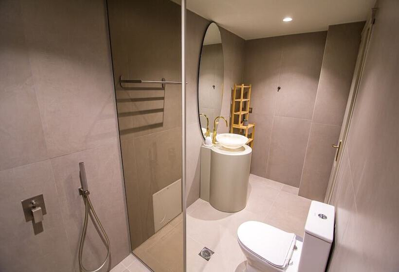 Io Luxury Pool & Hot Tub Suites