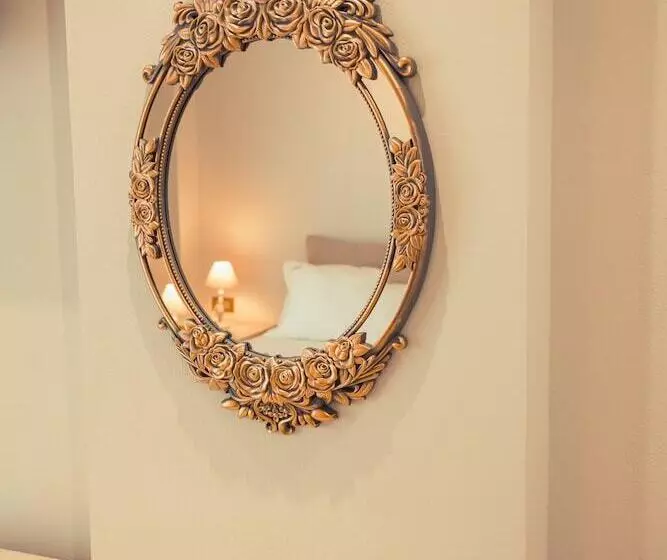 Io Luxury Pool & Hot Tub Suites