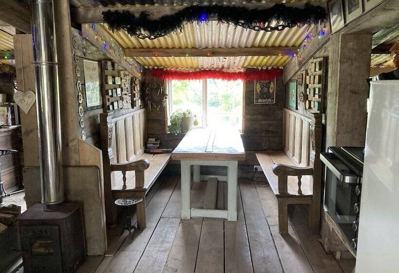 Outstandingly Situated Cosy Shepherds Hut