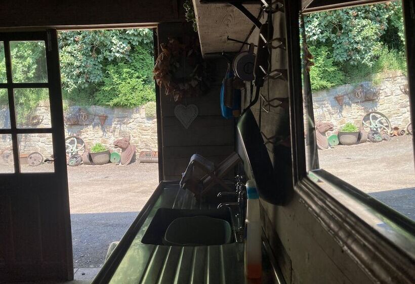 Outstandingly Situated Cosy Shepherds Hut