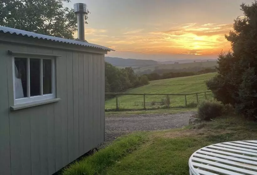 Outstandingly Situated Cosy Shepherds Hut