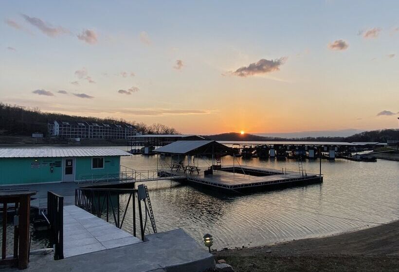 פנסיון Niangua Hills Resort