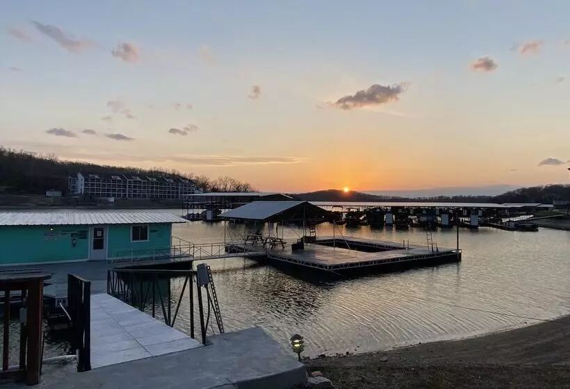 Majatalo Niangua Hills Resort