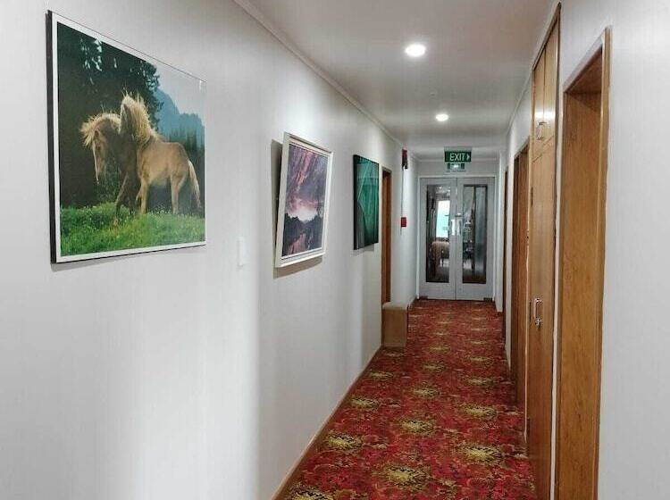 Мотель Whitehorse Inn