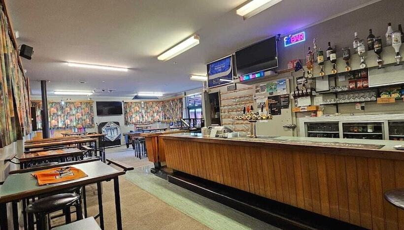 Мотель Whitehorse Inn