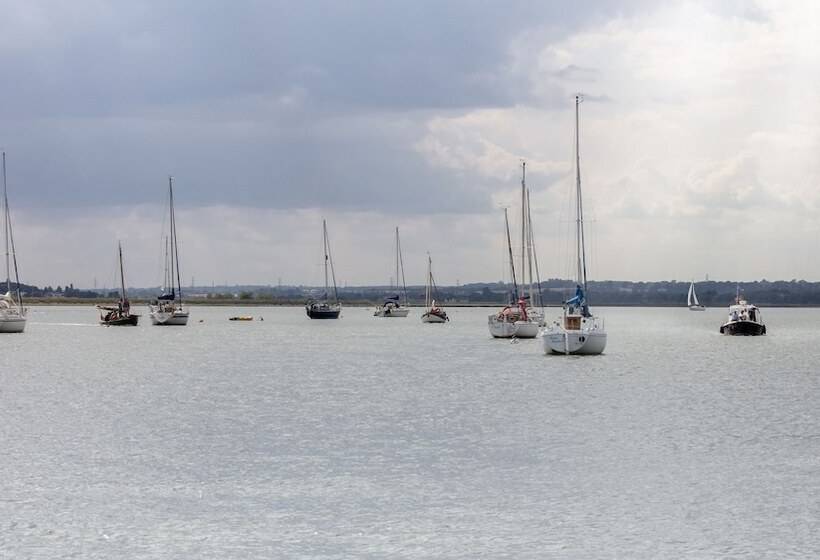 مبيت وإفطار The Ferry Boat Inn