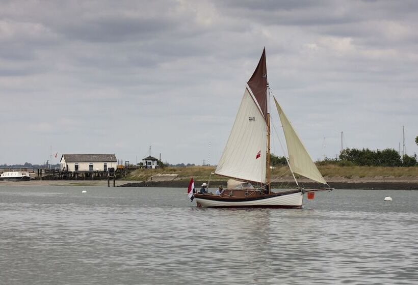مبيت وإفطار The Ferry Boat Inn