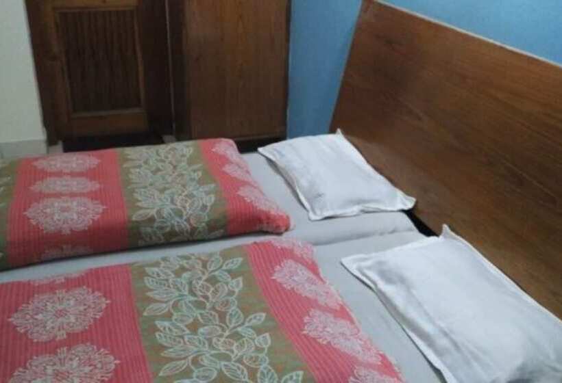 Hotelli Goroomgo Him Plaza Almora