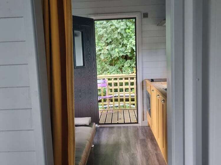 Residenssi Glamping Hut   Riverview 3