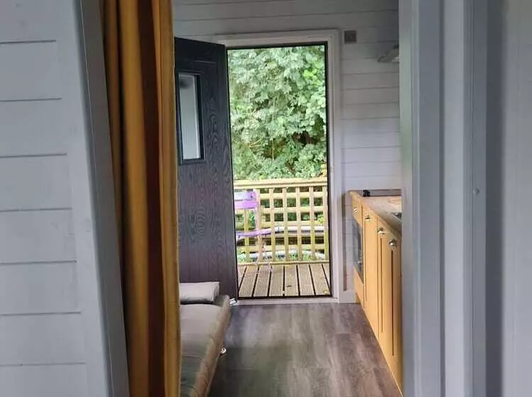 Residenssi Glamping Hut   Riverview 3