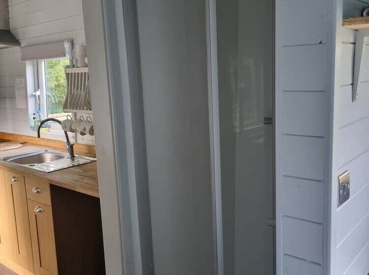 Residenssi Glamping Hut   Riverview 3