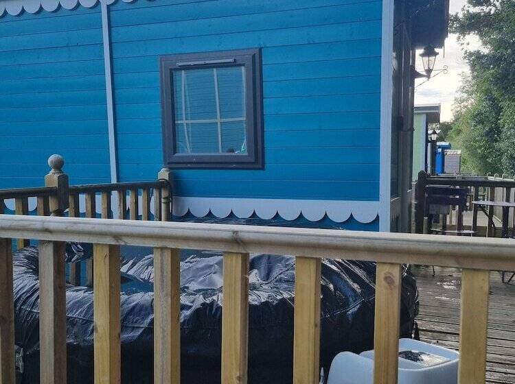 Residenssi Glamping Hut   Riverview 3