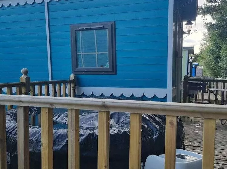 Residenssi Glamping Hut   Riverview 3