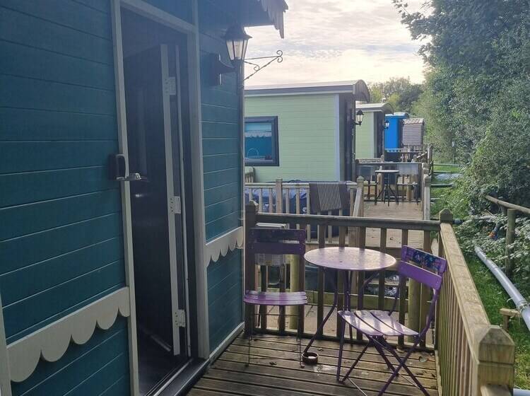 Residenssi Glamping Hut   Riverview 3