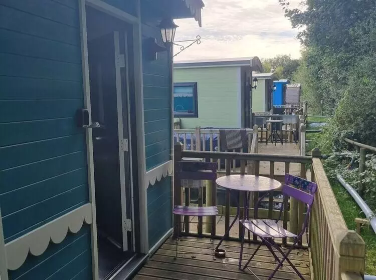 Residenssi Glamping Hut   Riverview 3