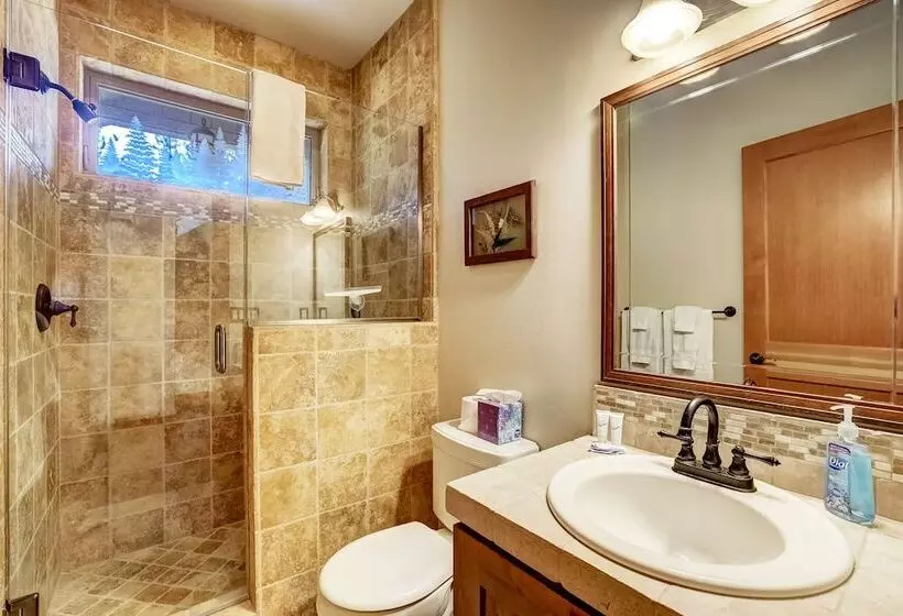 Stunning Forest Retreat   Walk To Upper Truckee River!