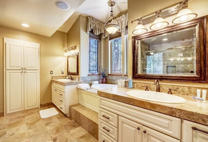 Stunning Forest Retreat   Walk To Upper Truckee River!