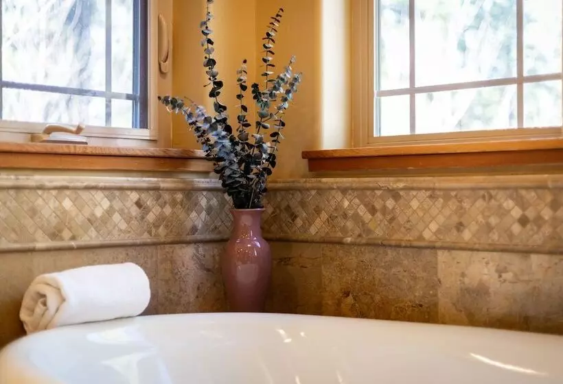 Stunning Forest Retreat   Walk To Upper Truckee River!