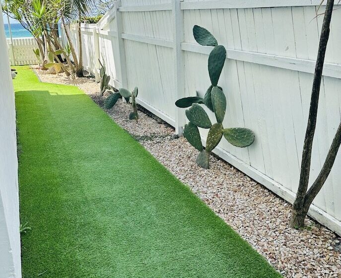 בית מלון כפרי Tessa S On The Beach Boutique