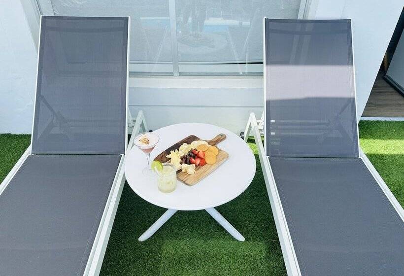 בית מלון כפרי Tessa S On The Beach Boutique