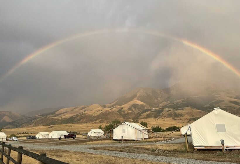 Отель Yellowstone Dreamin Camp