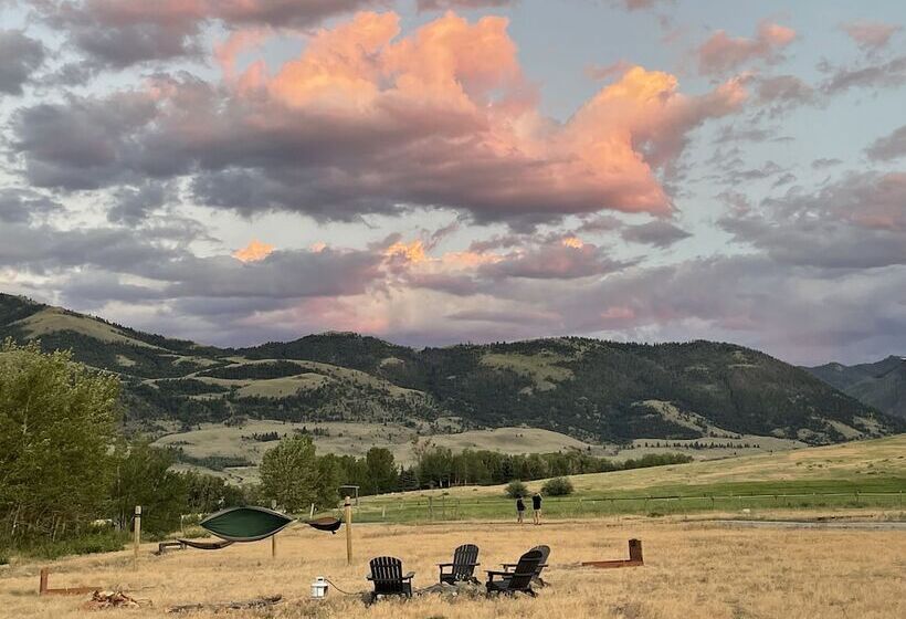 Отель Yellowstone Dreamin Camp