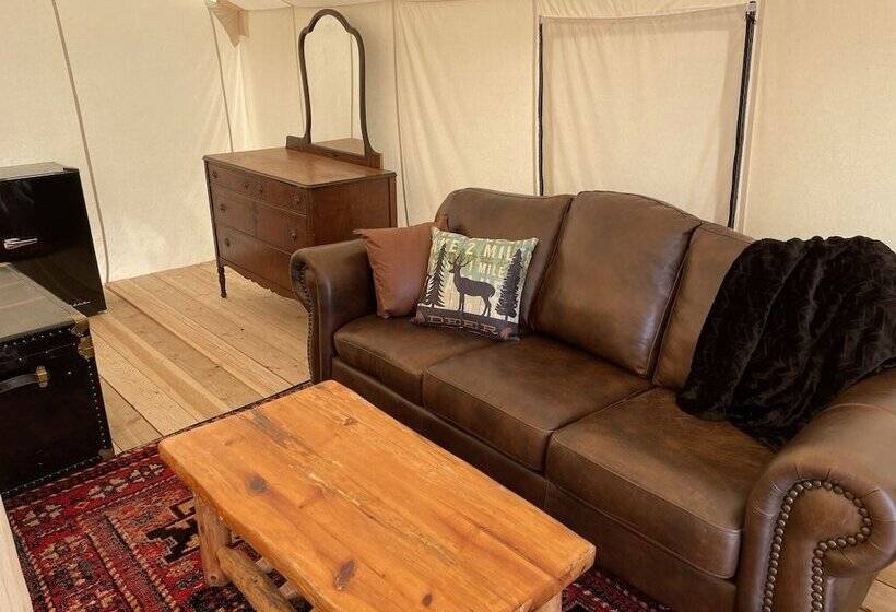 Отель Yellowstone Dreamin Camp