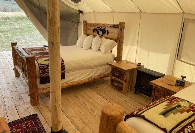 Отель Yellowstone Dreamin Camp