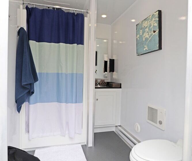 Отель Yellowstone Dreamin Camp