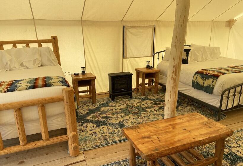 Отель Yellowstone Dreamin Camp