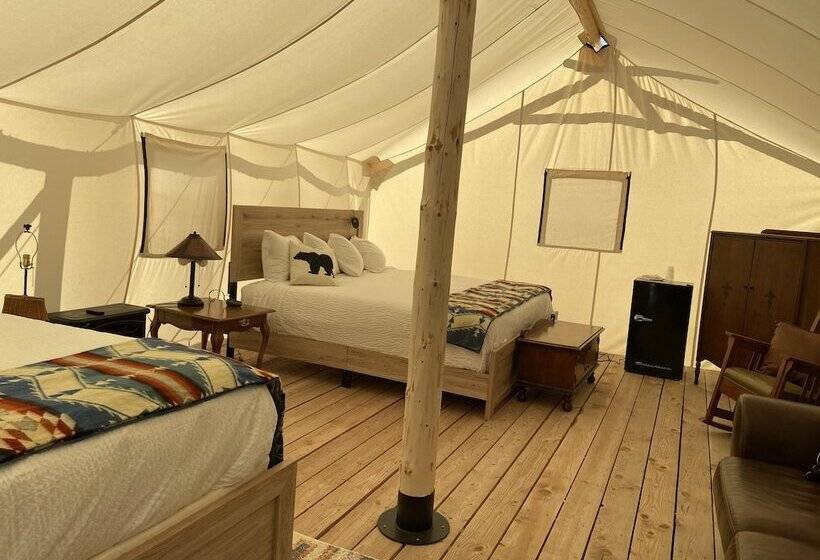 Отель Yellowstone Dreamin Camp