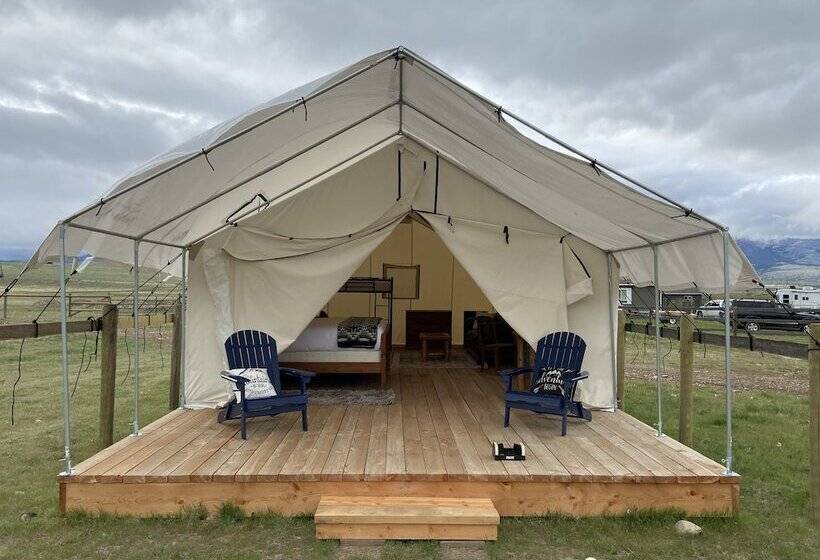 Отель Yellowstone Dreamin Camp