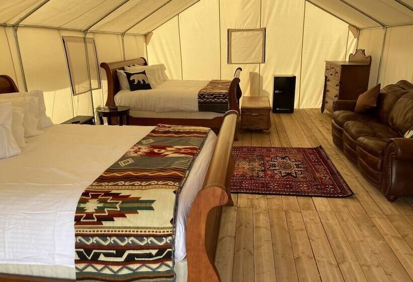 Отель Yellowstone Dreamin Camp