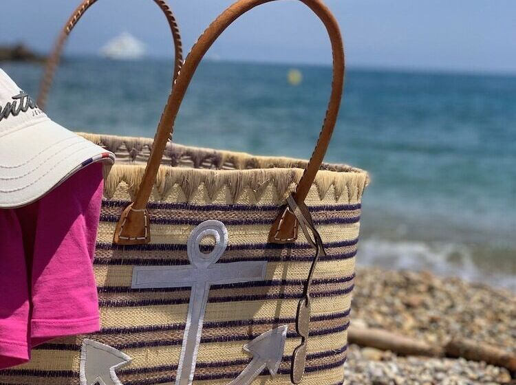 تختخواب و صبحانه La Clé De La Porte