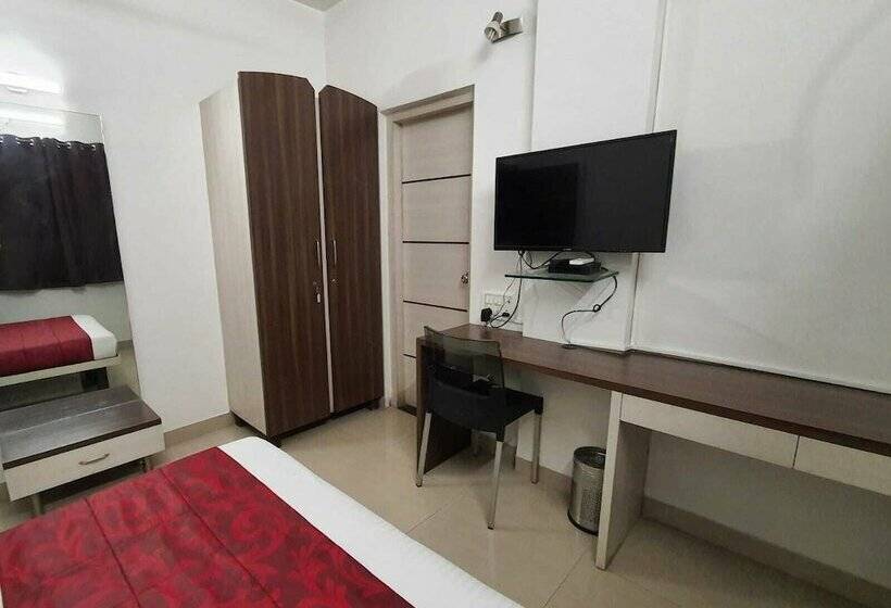 Отель Bhooshan Airport Road