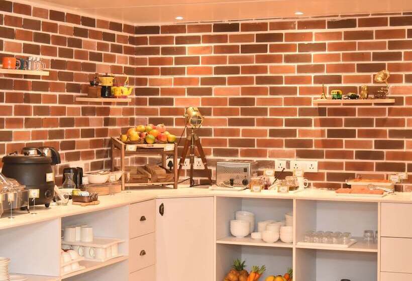 Hotel Bloom Golf Course Road