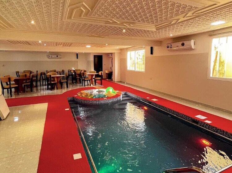 پانسیون Discovery Guest House Sur