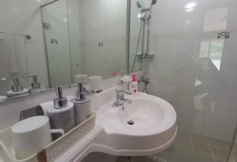 Danyang Three Nests Stay Pension