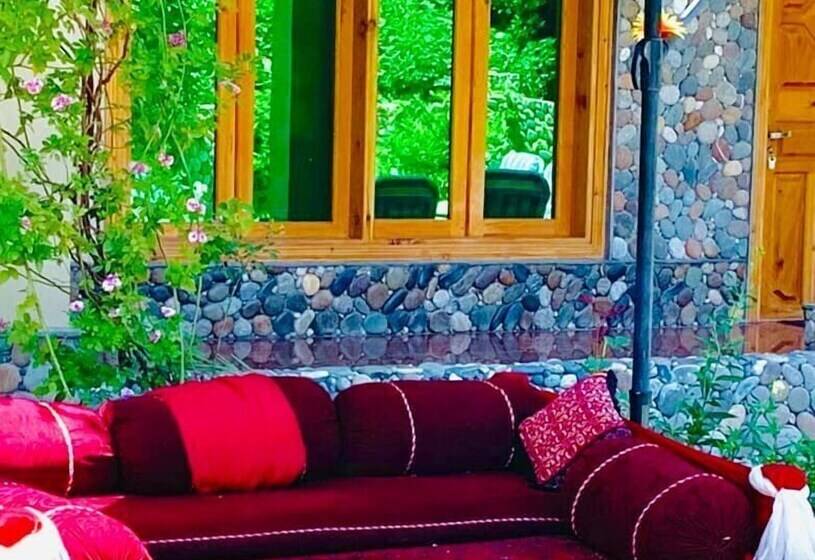 Hotel Gahirat Castle