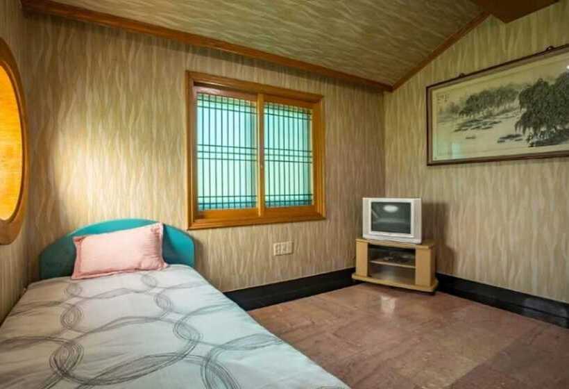 Namhae Badatga Byeoljang Pension