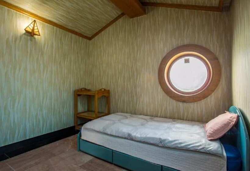 Namhae Badatga Byeoljang Pension