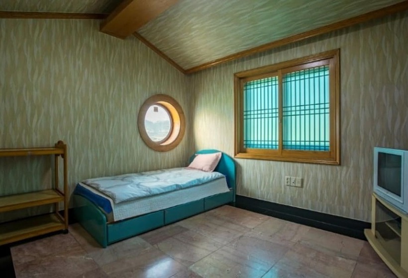 Namhae Badatga Byeoljang Pension