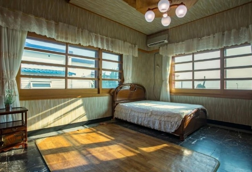 Namhae Badatga Byeoljang Pension