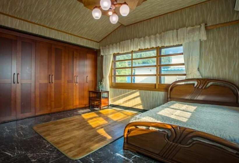 Namhae Badatga Byeoljang Pension
